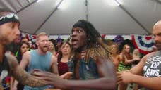 WWE真理罗恩误闯派对，引发众星争夺腰带，现场一片混乱！