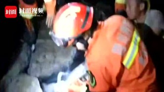 直击长宁地震第一救援现场 消防员救出两名被埋村民