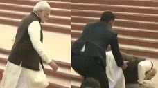 印度总理莫迪上台阶摔跤引嘲讽 民众：生动展示了国家的经济状况