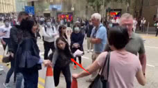无耻！香港一女公务员阻挠市民清理路障 被谴责后竟叫嚣：打我啊