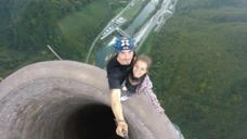 情侣爬上1600米烟囱自拍，不料发生意外，镜头拍下最后十秒！