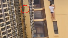 广西一男子穿内裤趴在30楼高墙外，网友质疑“被捉奸”，真相令人心碎！