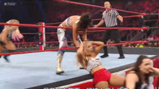 WWE莱西不断耍阴招，一拳击败贝莉与贝基，携手小魔女拿下比赛