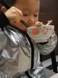 小男孩吃饭时不慎将碗打碎 表情变化笑翻众网友