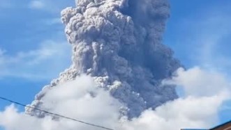 印尼火山持续喷发9分钟 巨大火山灰柱高达7千米