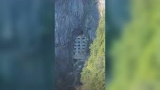无人机在大山夹缝中发现5层楼房 画风奇特引网友围观
