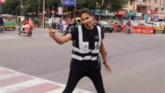 印度交警是如何指挥交通的？网友目睹过程后，忍不住笑出猪叫声