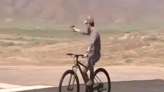 《碟中谍》同款？土库曼斯坦总统自行车上单手秀枪法引热议