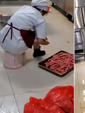 武汉一高校食堂工作人员用脚洗菜？校方回应