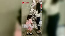 赞！香港妈妈无视威胁辱骂，领着孩子怒撕“港独”标语