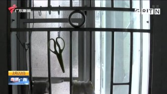广州：加装电梯完工 住户门窗被挡无法抄表