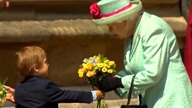 “新冠病毒不会战胜我们” 英国女王发表首次复活节演讲