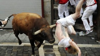 男子疯狂作死挑衅公牛，后果很严重，画面不敢看！