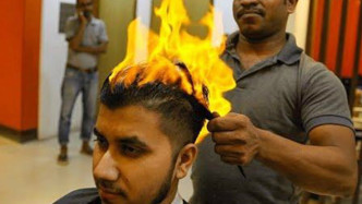印度“开挂”理发，直接在头发上点火，在当地很火爆！