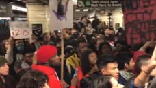 混乱！纽约爆发大规模示威游行冲突 抗议者涌入地铁打砸怒骂警察
