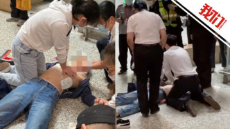 南京地铁早高峰一男乘客突发晕倒并吐血 多人跪地施救