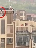 揪心！4名小孩爬33层楼顶玩耍 对面业主拍下危险一幕