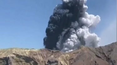新西兰火山爆发画面，浓烟滚滚惊天动地，世界末日般