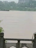 衡东县30年以来最大的洪水，上游漂来一艘挖沙船与大桥相撞