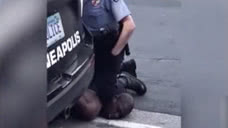 完整视频记录美国非裔男子因20美元假币遭警察“膝盖锁喉”致死