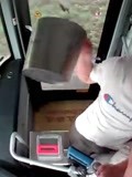 男子公交车强行要求下车未果 竟持不锈钢垃圾桶冲上前殴打司机