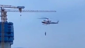 洪峰过境：冲锋舟搜救未果 直升机出动上演“高空营救”