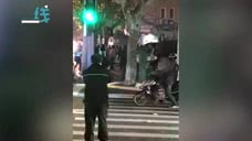 突发！上海一男子挥舞菜刀冲向群众 无视警告后民警果断开枪将其击伤