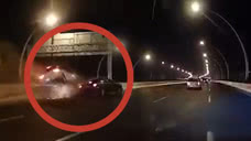 上海中环高架发生车祸 后车将前车撞下高架桥 监拍车祸瞬间