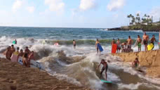 人们为了冲浪，一起在沙滩上进行挖沟活动，网友：这波果然好浪