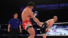 裁判公然偏袒韩国跆拳道胖子，尹鹏森被激怒暴揍打的扔毛巾认输！